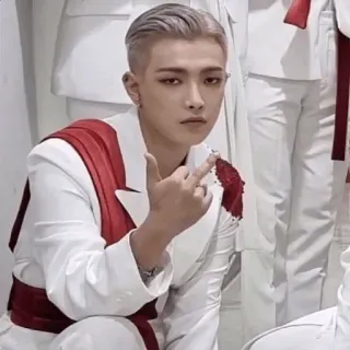 🐥 dito medio, offensivo, gesto, uomo, abito bianco, kpop telegram sticker