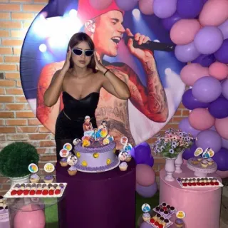 🎂 Justin Bieber ジャスティン・ビーバー, 誕生日パーティー, お祝い, 紫, 風船, ケーキ telegram sticker