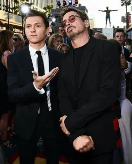 😎 Tom Holland actor, celebridad, alfombra roja, traje, Marvel whatsapp sticker