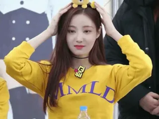 🥂 MMLD kobieta, żółty, sweter, kpop, celebryta, moda, portret whatsapp sticker