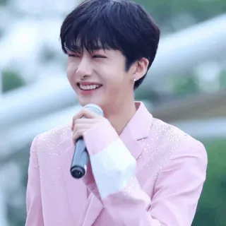 🌩 K-pop, Chanteur, Microphone, Costume rose, Idole, Musique whatsapp sticker