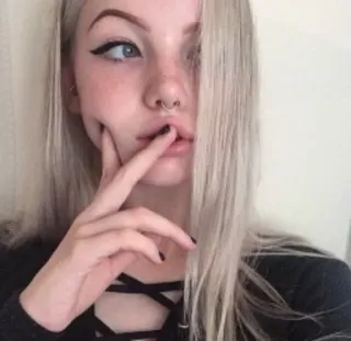 🤔 woman, girl, portrait, selfie, blonde, makeup telegram sticker