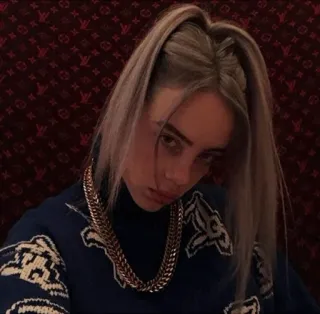 😐 Billie Eilish cantante, músico, celebridad, retrato, pelo rubio, collar cadena telegram sticker