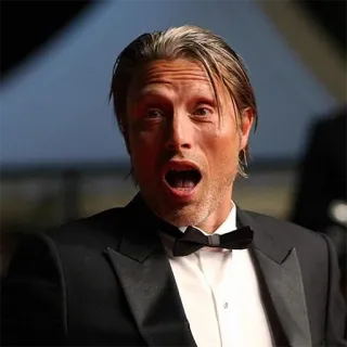 😲 Mads Mikkelsen 俳優, 有名人, 男性, スーツ, ポートレート, 蝶ネクタイ telegram sticker
