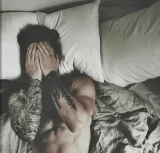 🖤 homme, lit, tatouage, chambre, couché, visage whatsapp sticker