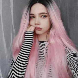 🦉 Frau, pinke Haare, gestreiftes Shirt, Porträt, lange Haare, Mädchen telegram sticker