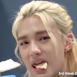 🤢 3rd Week D 人, 食べる, ブロンドヘア, 軽食 telegram sticker