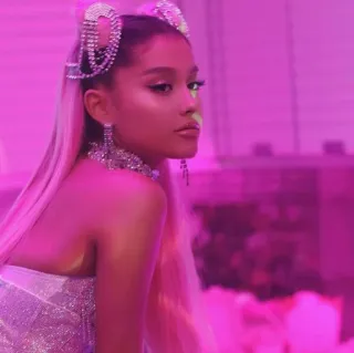 😒 Ariana Grande piosenkarka, gwiazda pop, celebrytka, kobieta, różowy, opaska, brokat telegram sticker