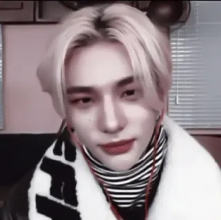 🍭 Hyunjin k팝, 아이돌, 스트레이 키즈, 가수, 연예인, 현진 whatsapp sticker