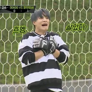 🌮 흐헹, 살았다 person, koreanisch, fußball, torwart, emotion, fernsehsendung telegram sticker