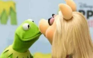 💋 Kermit kiss, puppet, romance, Miss Piggy, love, cute telegram sticker