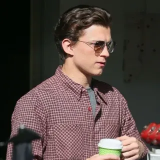😐 Tom Holland acteur, lunettes de soleil, célébrité, café, homme telegram sticker