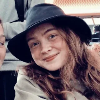 🦥 Sadie Sink persoon, actrice, beroemdheid, portret, vrouw, rood haar, hoed whatsapp sticker