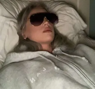 ❤ Frau, liegend, Sonnenbrille, Bett, schläfrig, drinnen telegram sticker