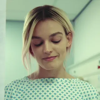 🌸 Maeve Wiley Sex Education Maeve Wiley, Sex Education, bata de hospital, sonrisa telegram sticker