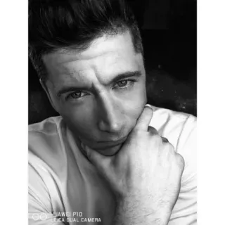 😒 HUAWEI P10 LEICA DUAL CAMERA hombre, retrato, monocromo, blanco y negro, huawei, p10, leica telegram sticker