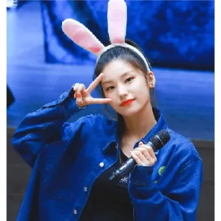 ✌️ K-pop, Yeji, Orecchie da coniglio, Celebrità, Cantante, Itzy telegram sticker