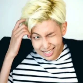 😊 คน, ขยิบตา, ผมบลอนด์, ภาพเหมือน, K-POP, นักร้อง telegram sticker