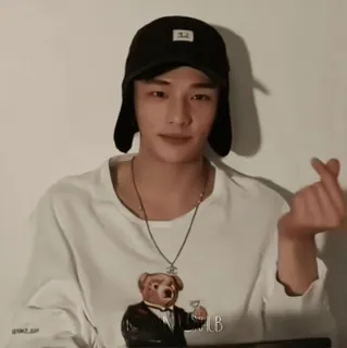 🪡 남자, 인물 사진, 귀덮개 모자, 손가락 하트, 캐주얼, 목걸이, 실내 telegram sticker