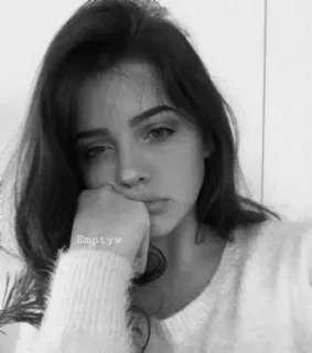 🥀 Emptyw женщина, девушка, портрет, монохром, грустная, задумчивая telegram sticker