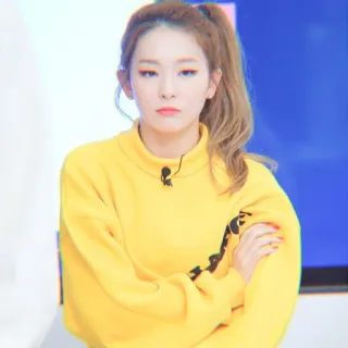👘 Frau, gelber Pullover, Porträt, Mädchen, Koreanisch, Idol telegram sticker