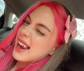 😜 roze haar, knipogend, portret, persoon, vrouw, roze, leuk telegram sticker