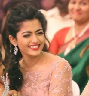 🍑 Rashmika Mandanna Индийская актриса, Болливуд, Рашмика Манданна, Знаменитость, Улыбка, Портрет, Актриса telegram sticker