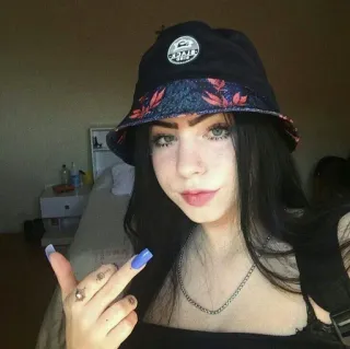 🖕 mulher, bucket hat, retrato, menina, unhas azuis telegram sticker