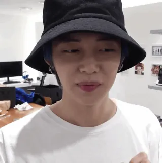 🍙 人, 男性, 帽子, 渔夫帽, 韩国, 亚洲, T恤, 室内 whatsapp sticker