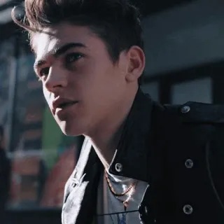 🔸 Hero Fiennes Tiffin After ator, homem, retrato, filme, jaqueta de couro telegram sticker