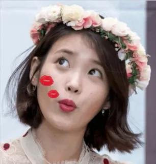 💋 IU IU, певица, цветочный венок, корейский, айдол, след от поцелуя whatsapp sticker