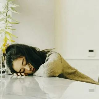 🕊 ngủ, ngủ trưa, mệt mỏi, phụ nữ, nghỉ ngơi, trong nhà, kiệt sức telegram sticker