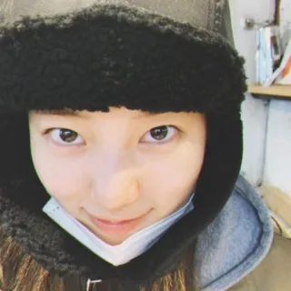 🌸 retrato, gorro de inverno, sorrindo, mulher, casual, interior telegram sticker