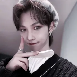 💌 บุคคล, ผู้ชาย, หมวกเบเร่ต์, เซลฟี่, ภาพเหมือน, ต่างหู, เครื่องประดับ telegram sticker