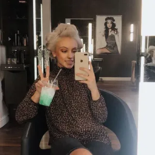 💓 phụ nữ, selfie, tiệm làm tóc, đồ uống, dấu hiệu hòa bình, in da báo, trong nhà telegram sticker