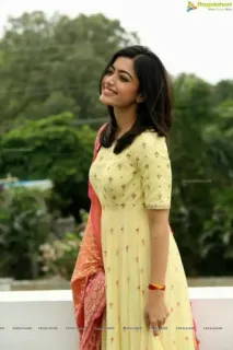 😁 Rashmika Mandanna indische actrice, vrouw, glimlach, portret, model, Rashmika Mandanna telegram sticker