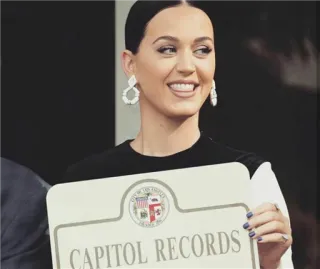 🐾 CAPITOL RECORDS Katy Perry, Capitol Records, musik, penyanyi, selebriti telegram sticker