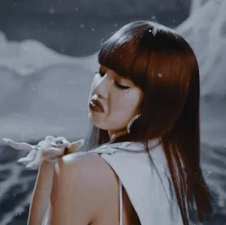 🤮 Lisa kpop, chanteur, pleurer, triste, maquillage, asiatique, femme telegram sticker
