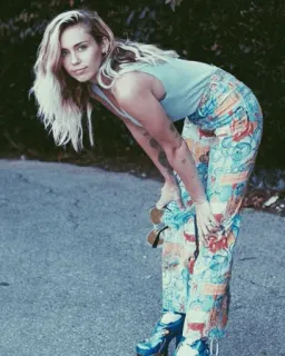 🌚 Miley Cyrus майли сайрус, знаменитость, певица, портрет, блондинка, женщина telegram sticker