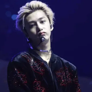 🌩 homme, portrait, chanteur, cheveux blonds, K-pop, artiste whatsapp sticker