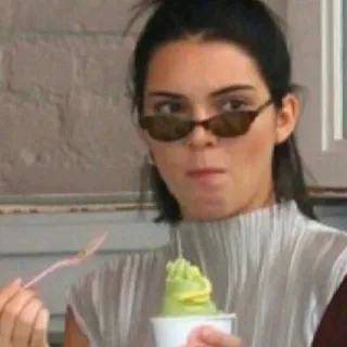 💅 Kendall Jenner Кендалл Дженнер, знаменитость, мороженое, солнцезащитные очки, модель, еда whatsapp sticker