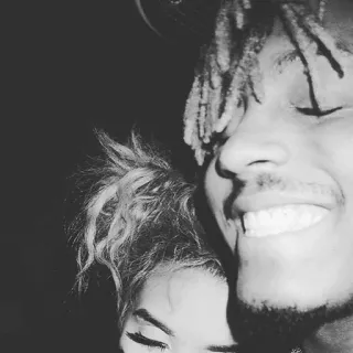 😬 Juice WRLD rapper, nhạc sĩ, nụ cười, tóc dreadlock, trắng đen telegram sticker