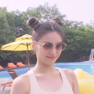 🌸 femme, lunettes de soleil, portrait, extérieur, piscine, sourire telegram sticker