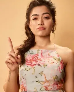 ☝️ vrouw, bloemenjurk, portret, actrice, knipogen, indiase actrice telegram sticker