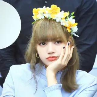 🐬 Lisa Lisa, Blackpink, K-pop, couronne de fleurs, Idole, Chanteuse, Célébrité telegram sticker