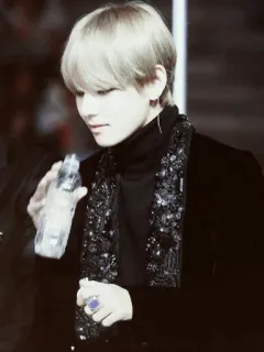 🐋 hombre, pelo rubio, botella de agua, kpop, masculino, cantante whatsapp sticker