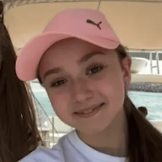 🧢 ragazza, cappello rosa, ritratto, persona telegram sticker