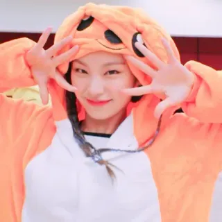 🌸 femme, K-pop, mignon, orange, sweat à capuche, souriant, joyeux, coréen telegram sticker
