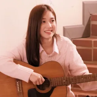 🦢 femme, guitare, musique, portrait, sourire, intérieur telegram sticker