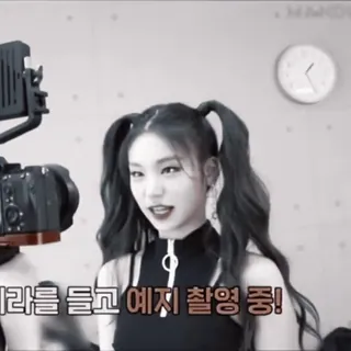 🕹 Yeji 카메라를 들고 예지 촬영 중! K-pop, Idol, Fotocamera, Riprese, Donna, YEJI telegram sticker